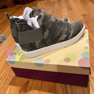 NWT womens camo sneakers